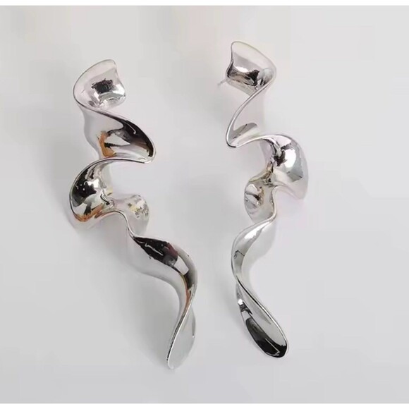 Silver Geometric Ribbon Crumpled Molten Metal Drop Statement Earrings S21 - Picture 3 of 4